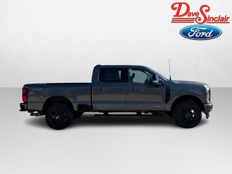 Ford Super Duty F-250 SRW Vehicle Full-screen Gallery Image 05