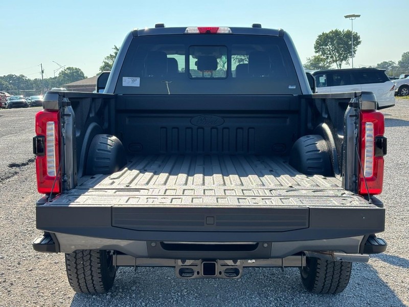 Ford Super Duty F-250 SRW Vehicle Full-screen Gallery Image 11