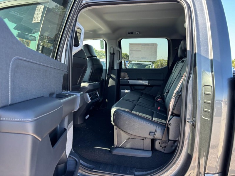 Ford Super Duty F-250 SRW Vehicle Full-screen Gallery Image 13