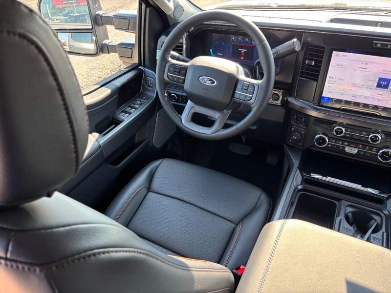 Ford Super Duty F-250 SRW Vehicle Full-screen Gallery Image 14