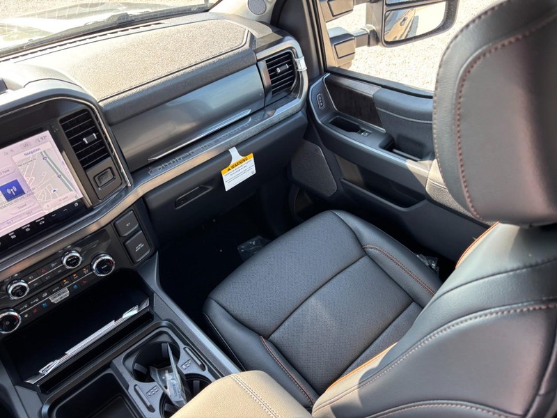 Ford Super Duty F-250 SRW Vehicle Full-screen Gallery Image 16