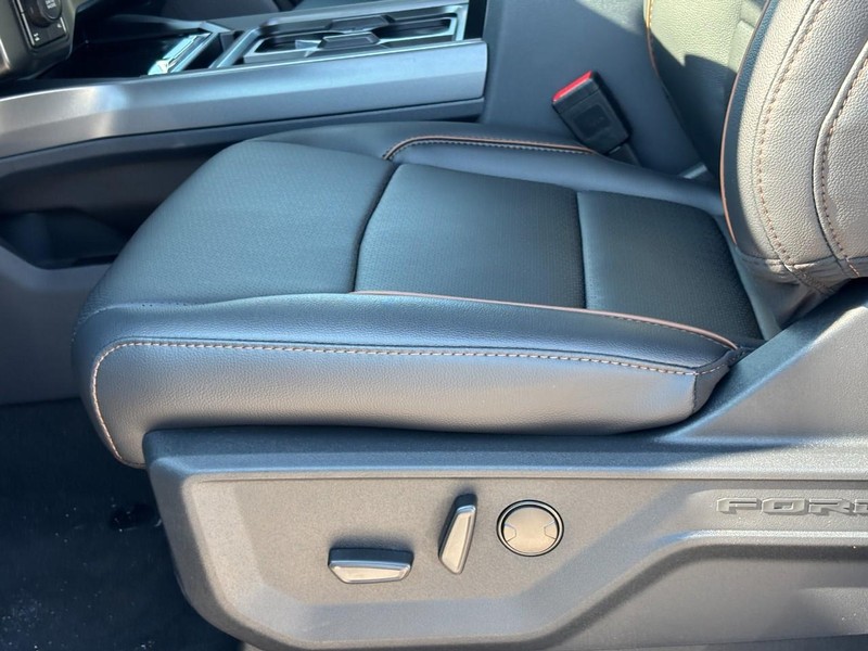 Ford Super Duty F-250 SRW Vehicle Full-screen Gallery Image 17