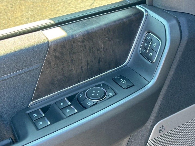 Ford Super Duty F-250 SRW Vehicle Full-screen Gallery Image 18