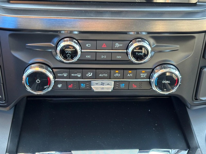 Ford Super Duty F-250 SRW Vehicle Full-screen Gallery Image 25