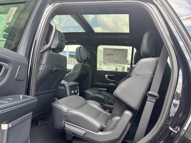 Ford Expedition Vehicle Full-screen Gallery Image 14