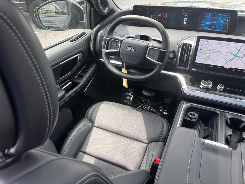 Ford Expedition Vehicle Full-screen Gallery Image 15