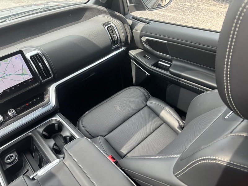 Ford Expedition Vehicle Full-screen Gallery Image 17