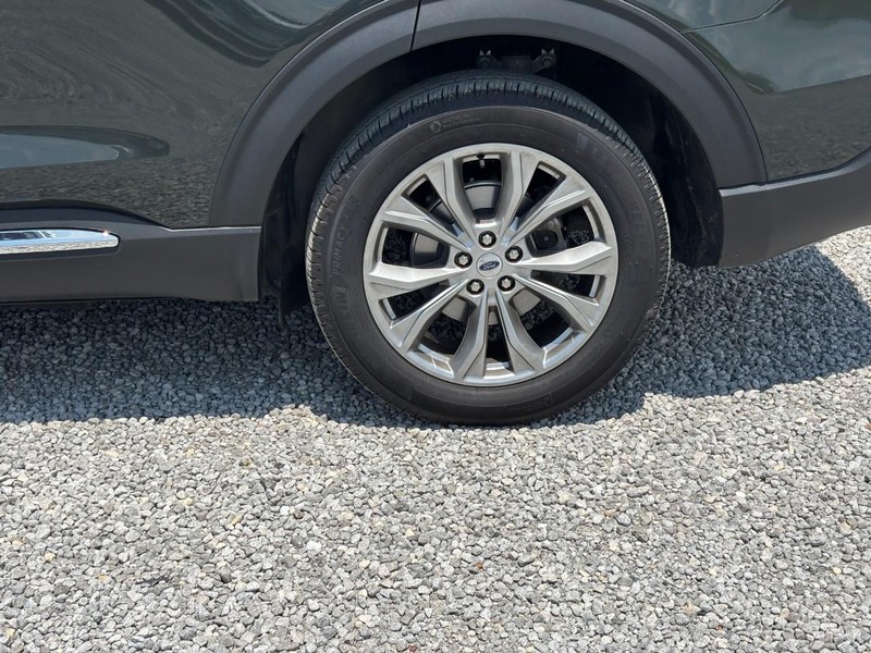 Ford Explorer Vehicle Image 12