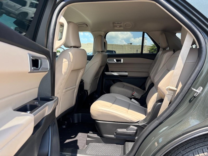 Ford Explorer Vehicle Image 14
