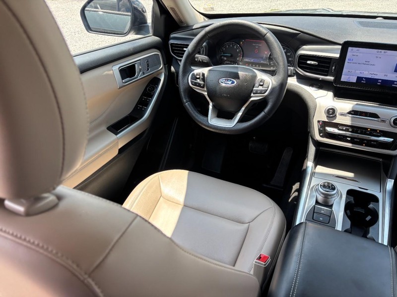 Ford Explorer Vehicle Image 15