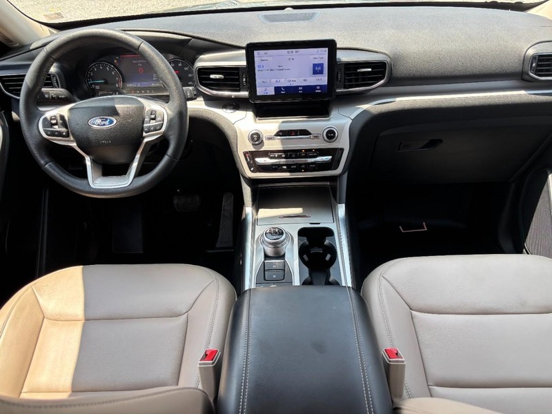 Ford Explorer Vehicle Image 16