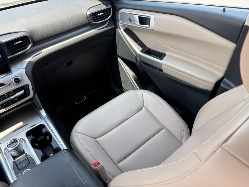 Ford Explorer Vehicle Image 17