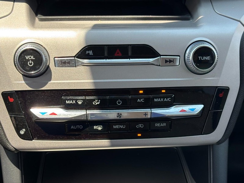 Ford Explorer Vehicle Image 25