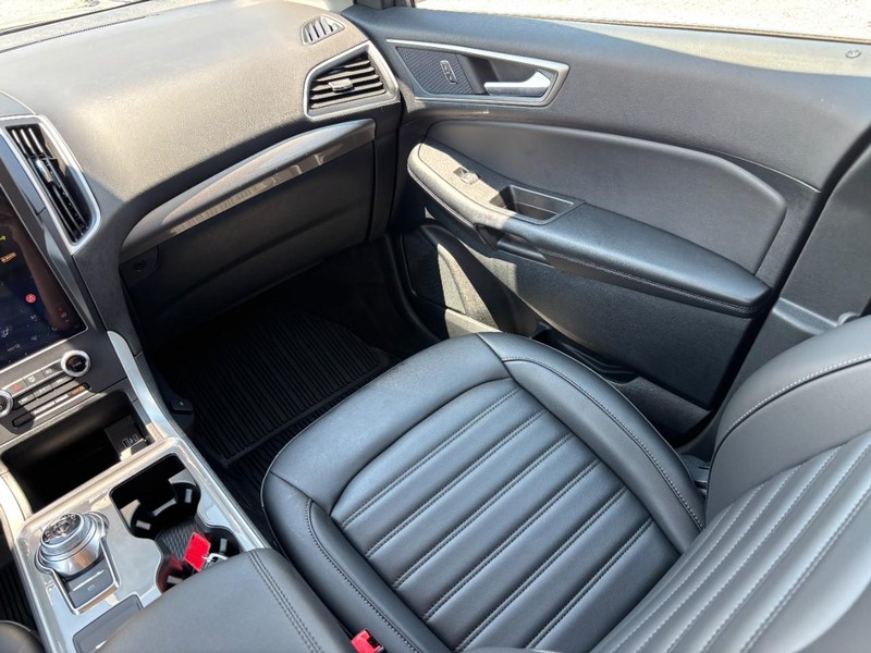 Ford Edge Vehicle Full-screen Gallery Image 16