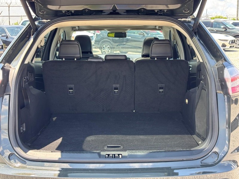 Ford Edge Vehicle Full-screen Gallery Image 11