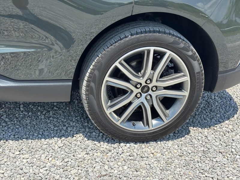 Ford Edge Vehicle Full-screen Gallery Image 12