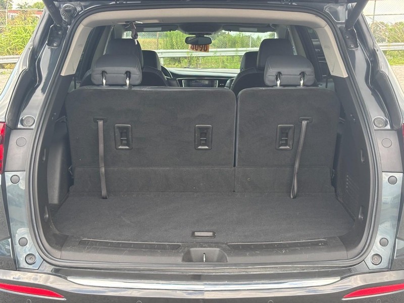 Buick Enclave Vehicle Full-screen Gallery Image 09