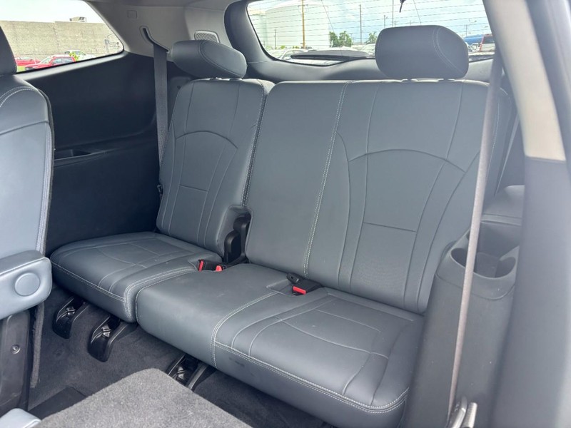 Buick Enclave Vehicle Full-screen Gallery Image 11
