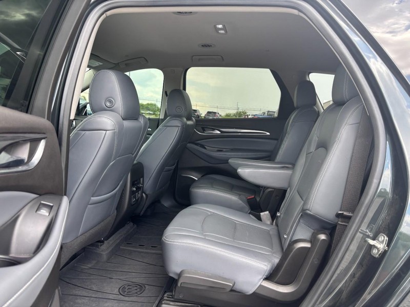 Buick Enclave Vehicle Full-screen Gallery Image 12
