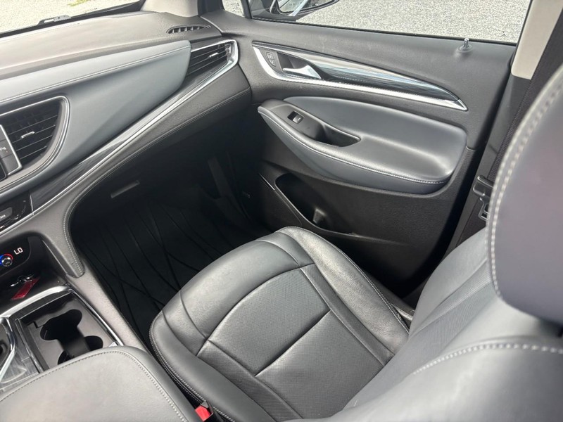 Buick Enclave Vehicle Full-screen Gallery Image 15