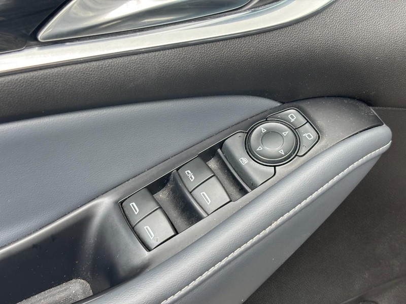 Buick Enclave Vehicle Full-screen Gallery Image 17