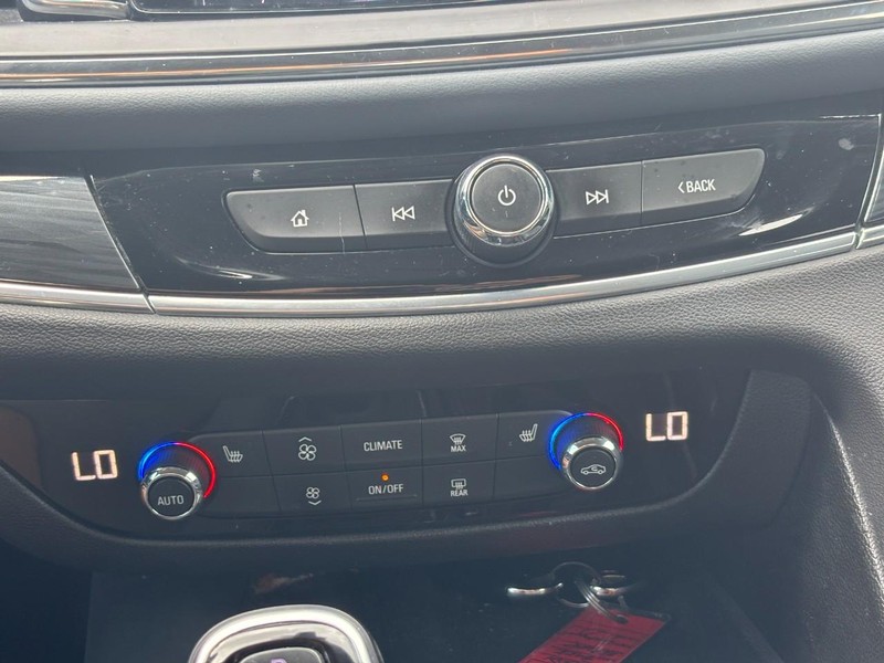 Buick Enclave Vehicle Full-screen Gallery Image 24