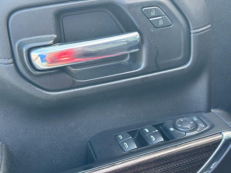 Chevrolet Silverado 1500 Vehicle Full-screen Gallery Image 17