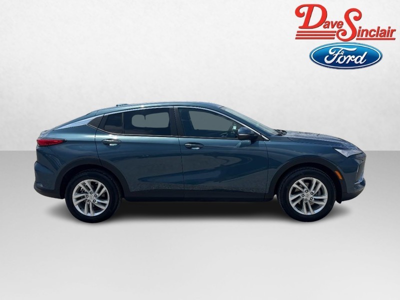 Buick Envista Vehicle Full-screen Gallery Image 04