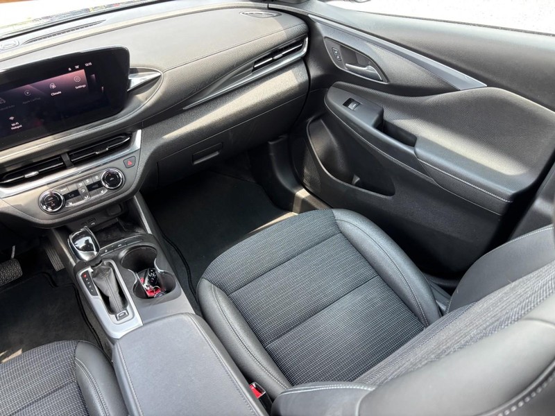 Buick Envista Vehicle Full-screen Gallery Image 14