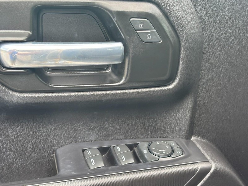 Chevrolet Silverado 1500 Vehicle Full-screen Gallery Image 16