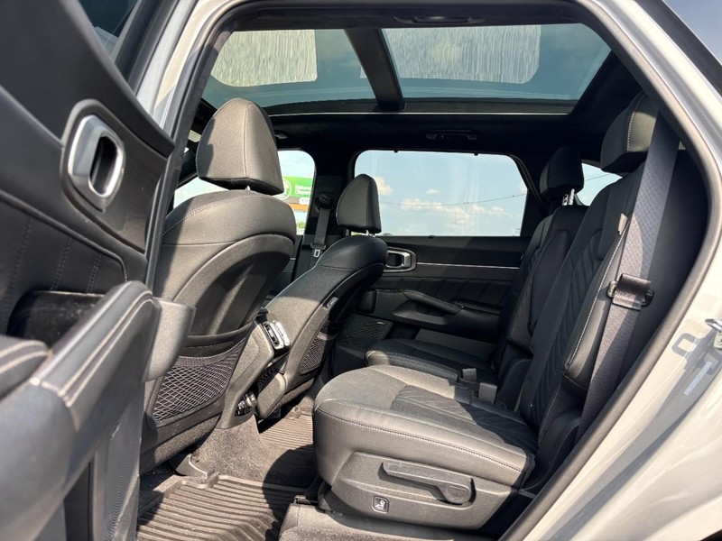 Kia Sorento Vehicle Full-screen Gallery Image 14