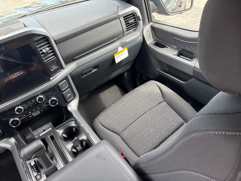 Ford F-150 Vehicle Full-screen Gallery Image 16
