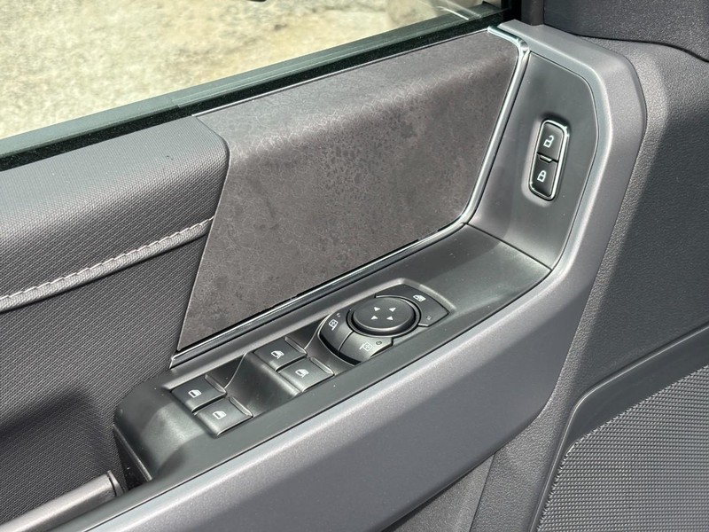 Ford F-150 Vehicle Full-screen Gallery Image 18