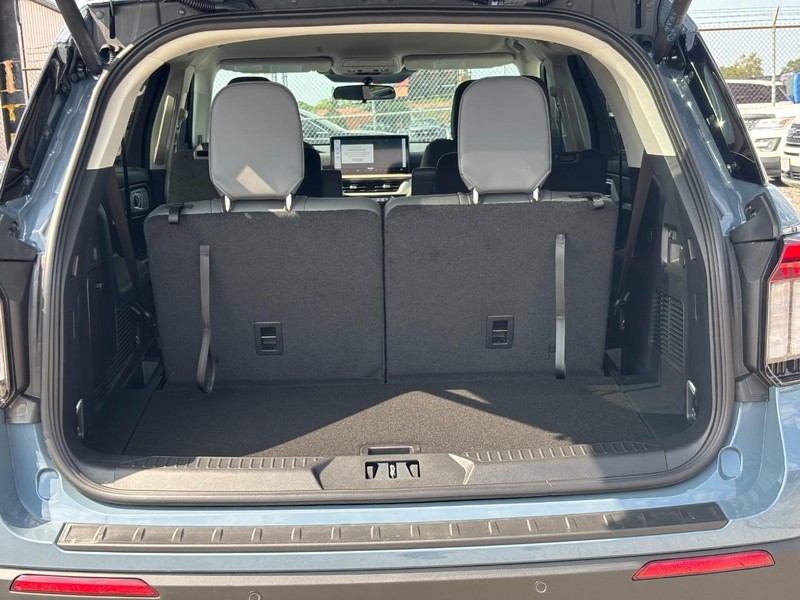 Ford Explorer Vehicle Full-screen Gallery Image 11