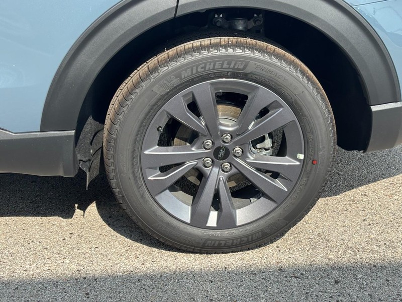 Ford Explorer Vehicle Full-screen Gallery Image 12