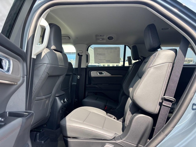 Ford Explorer Vehicle Full-screen Gallery Image 14