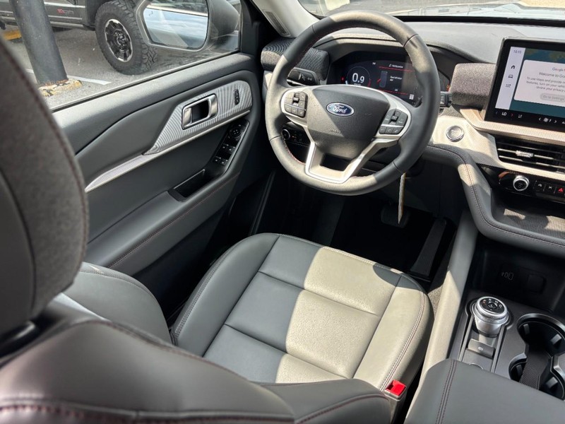 Ford Explorer Vehicle Full-screen Gallery Image 15