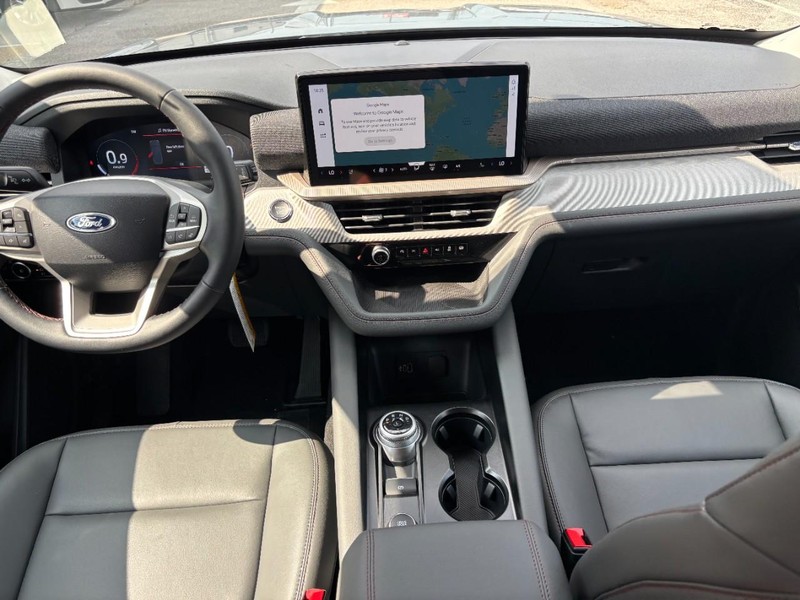 Ford Explorer Vehicle Full-screen Gallery Image 16