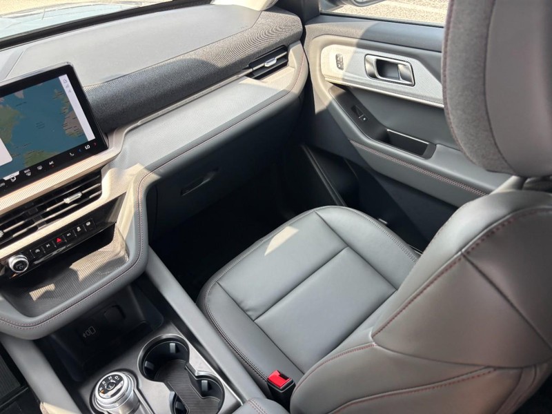 Ford Explorer Vehicle Full-screen Gallery Image 17