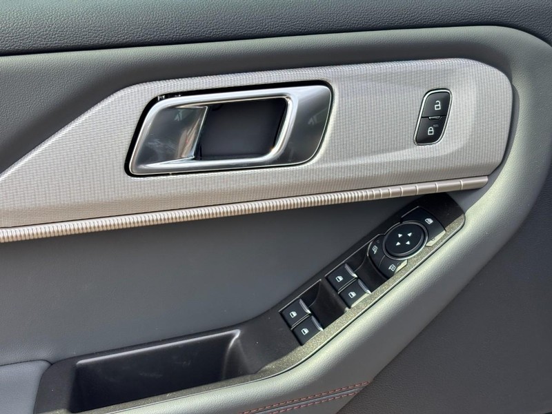 Ford Explorer Vehicle Full-screen Gallery Image 19
