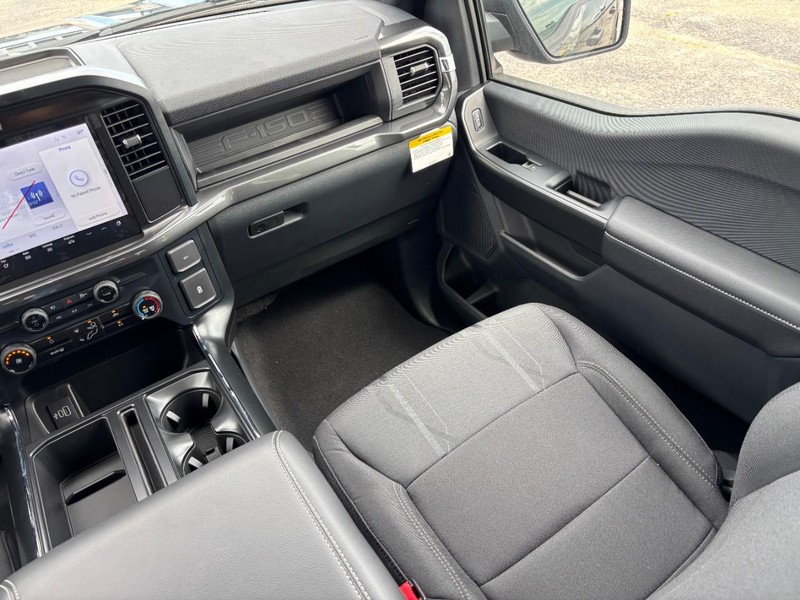 Ford F-150 Vehicle Full-screen Gallery Image 16