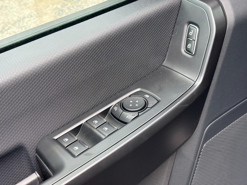 Ford F-150 Vehicle Full-screen Gallery Image 18