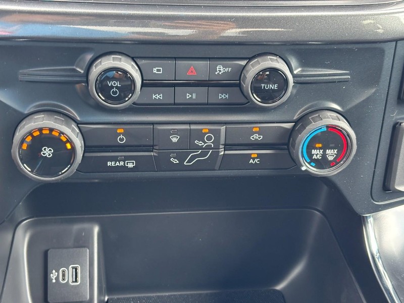 Ford F-150 Vehicle Full-screen Gallery Image 24