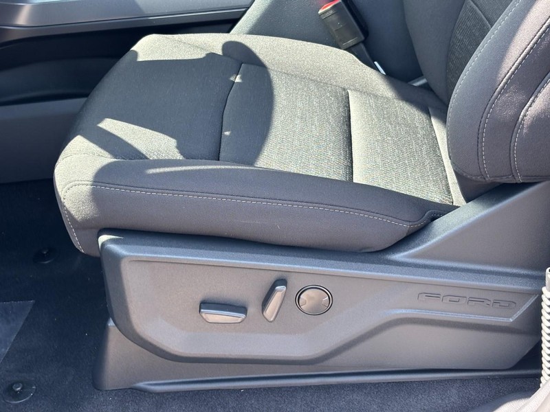 Ford F-150 Vehicle Full-screen Gallery Image 17