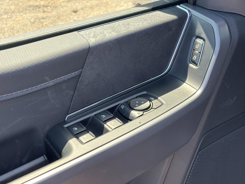 Ford F-150 Vehicle Full-screen Gallery Image 18