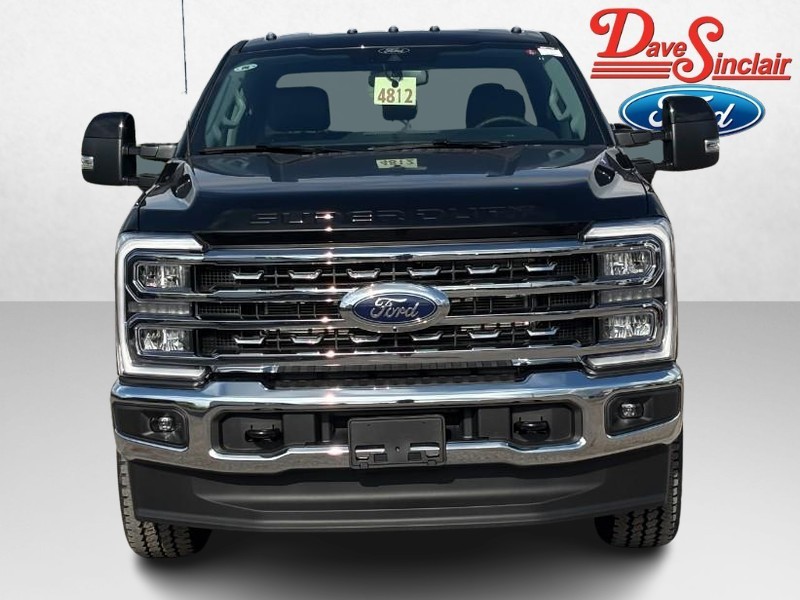 Ford Super Duty F-250 SRW Vehicle Full-screen Gallery Image 02