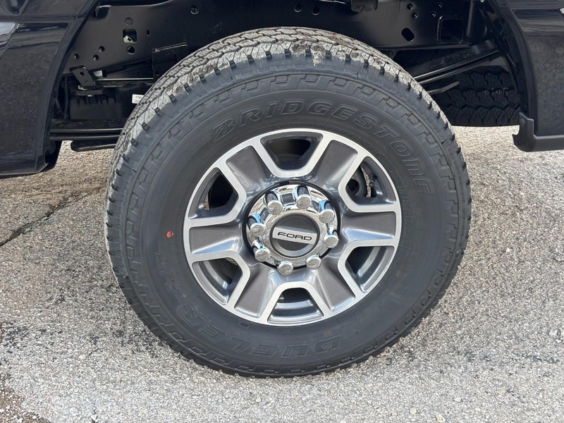 Ford Super Duty F-250 SRW Vehicle Full-screen Gallery Image 12
