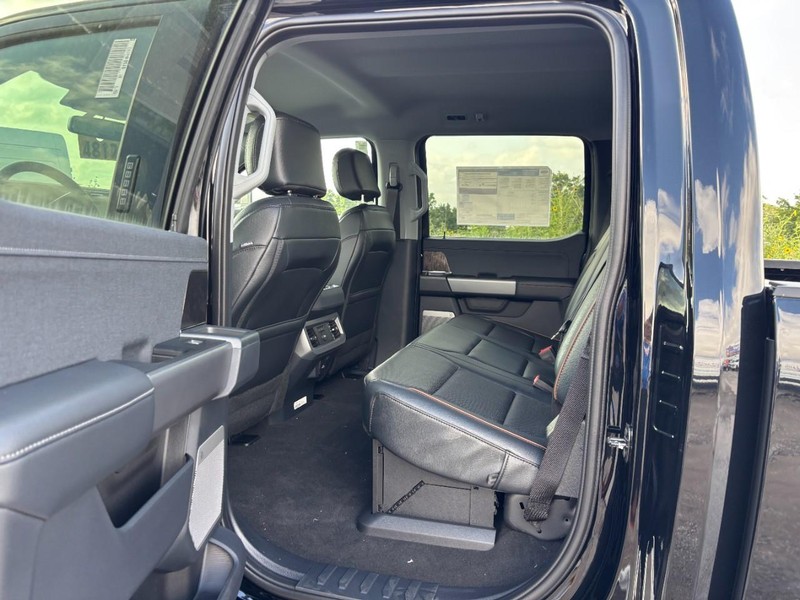 Ford Super Duty F-250 SRW Vehicle Full-screen Gallery Image 13