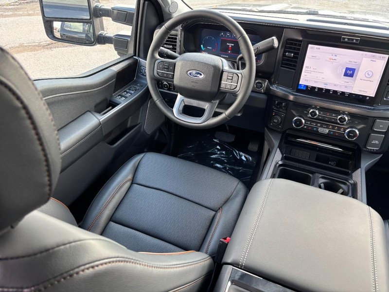 Ford Super Duty F-250 SRW Vehicle Full-screen Gallery Image 14