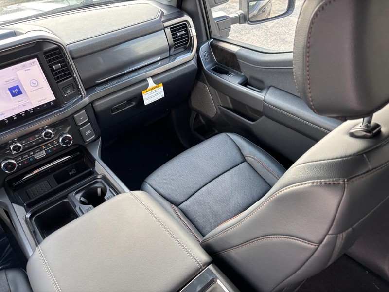 Ford Super Duty F-250 SRW Vehicle Full-screen Gallery Image 16